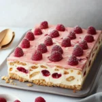 Pyszne ciasto z malinami i białą czekoladą – bez pieczenia!