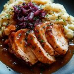 Pyszne plastry pierś z indyka w sosie z czerwoną kapustą i purée