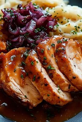 Pyszne plastry pierś z indyka w sosie z czerwoną kapustą i purée
