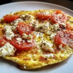 Pyszny omlet z serem feta i pomidorami na każdą okazję