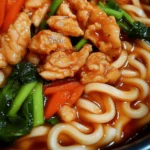 Soczysty makaron udon z kurczakiem na szybki obiad domowy
